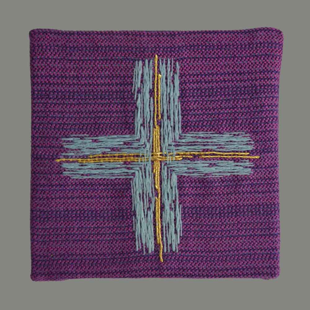 Kreuz türkis auf violett handgestickt