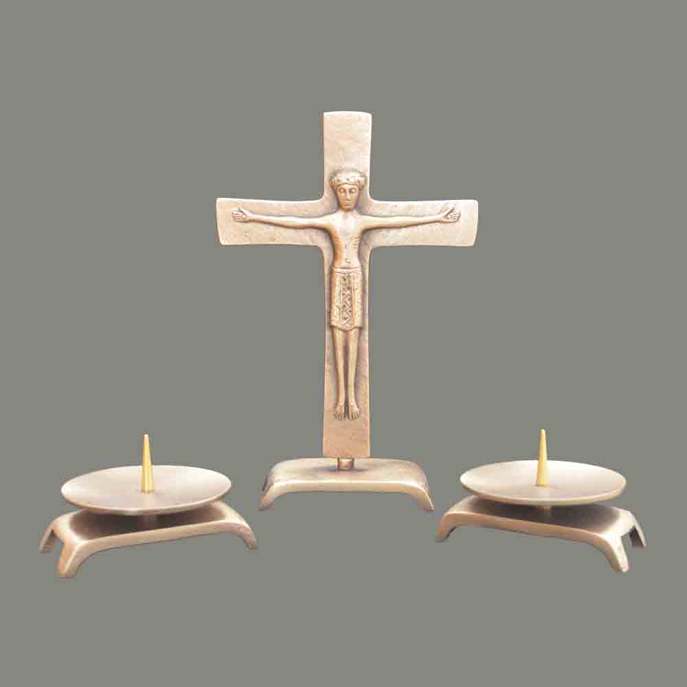 Stehkreuz mit Leuchtern