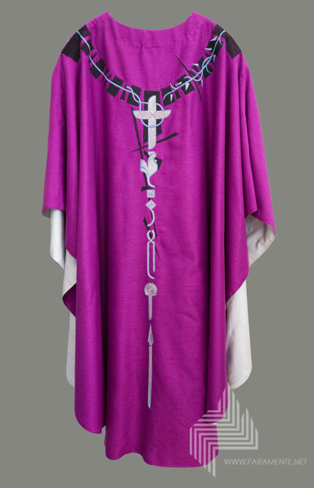 Festgewand Gewand gewebt Handstickerei Hauptgewand Kasel Messgewand Ornat Priestergewand reine Seide Reinseidenfutter Seide Shantungseide twist violett violette Kasel violettes Gewand violtettes Meßgewand marcel Schultheiß leidenswerkzeuge fastenzeit