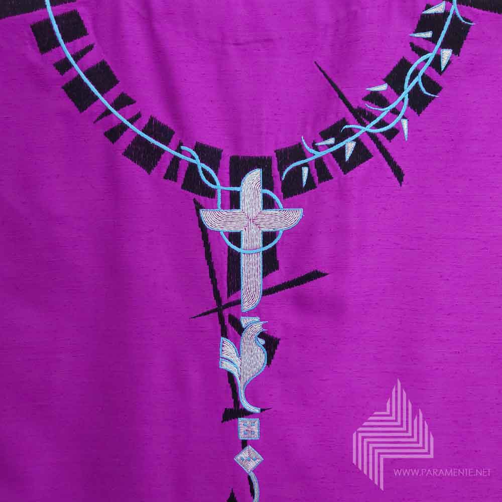 Festgewand Gewand gewebt Handstickerei Hauptgewand Kasel Messgewand Ornat Priestergewand reine Seide Reinseidenfutter Seide Shantungseide twist violett violette Kasel violettes Gewand violtettes Meßgewand marcel Schultheiß leidenswerkzeuge fastenzeit