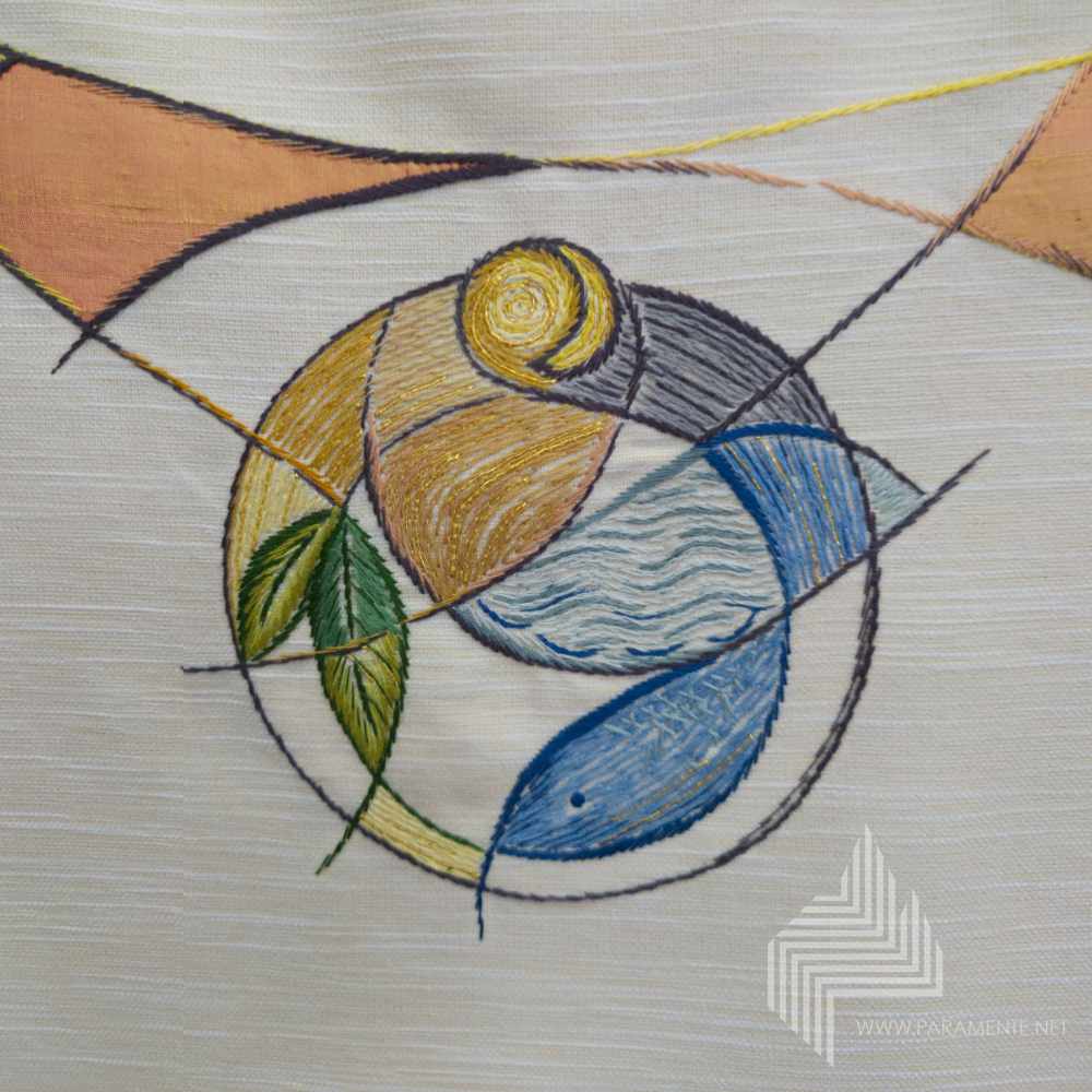 Applikationen Doupionseide Festgewand Gewand gewebt handgewebt Handstickerei Handwebstoff Hauptgewand Japangold Kasel Messgewand Ornat Priestergewand reine Seide Seide weiß weiße Kasel Schöpfung